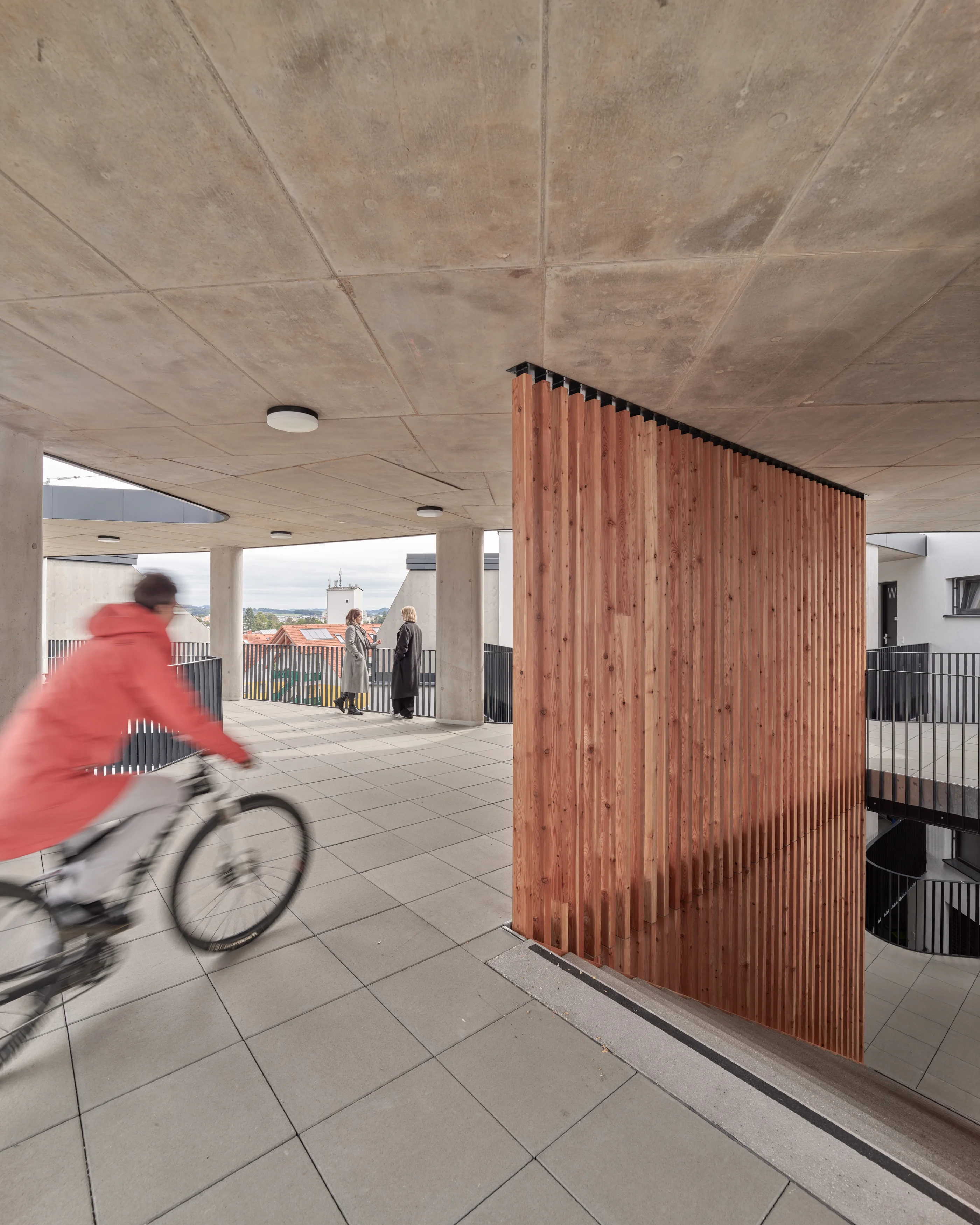 Modernes Mehrfamilienhaus mit gepflegter Außenanlage